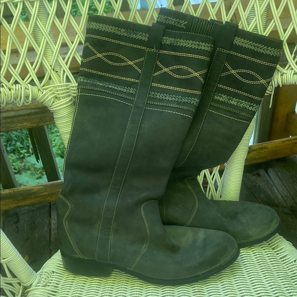 Ruff Hewn Black Heeled Boots with Sleek Design